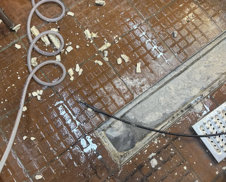 餐廳廚房地去水疏通作業現場 - 特快通渠商業服務